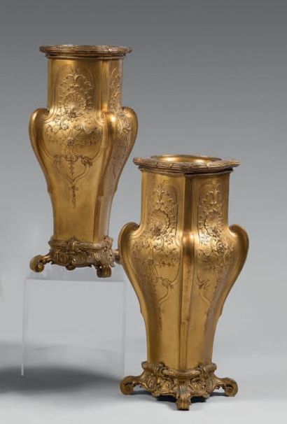Paire de grands vases en bronze doré, de...