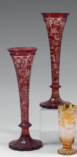 Paire de vases cornet en cristal doublé rouge...