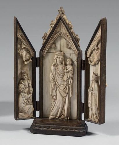 Triptyque en ivoire sculpté, dans un cadre...