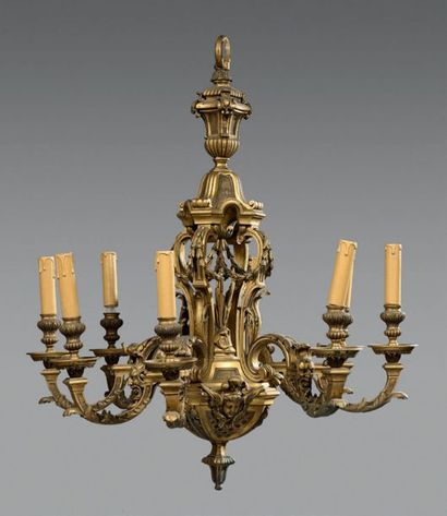 Lustre en bronze doré à huit bras de lumières...