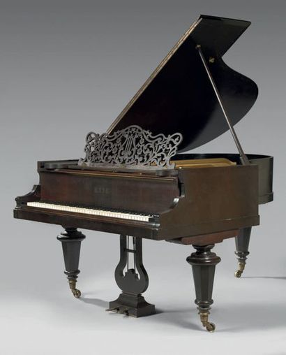 Piano quart de queue à ébénisterie en palissandre...