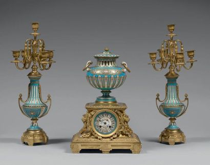 Garniture de cheminée en porcelaine à décor...