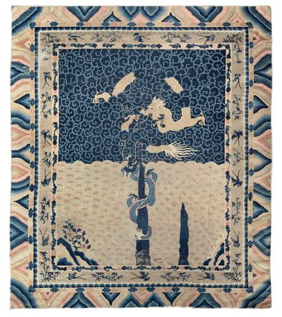 Tapis de Chine en laine à décor d'un dragon...