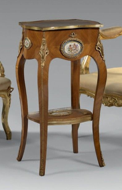 Petite table de salon de forme galbée en...