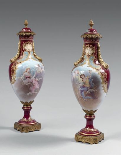 Paire de grands vases de forme balustre en...