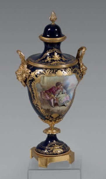 Vase de forme balustre sur piédouche en porcelaine...