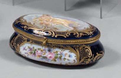 Boîte de forme ovale en porcelaine à fond...