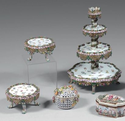 Garniture de table en porcelaine à décor...