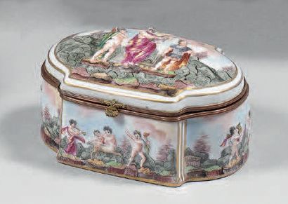 Coffret oblong en porcelaine polychrome de...
