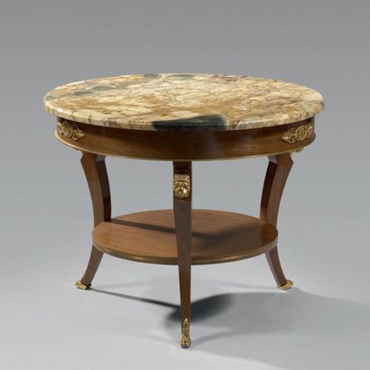 Table basse de forme ronde, le piètement...