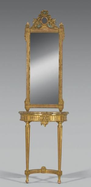 Petite console demi-lune en bois doré, la...