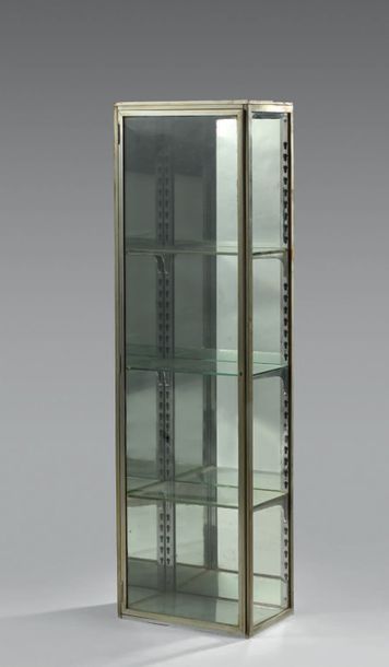Petite vitrine étroite en métal chromé, l'intérieur...