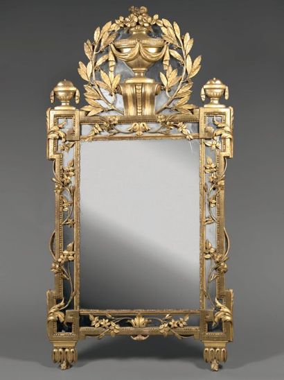 Miroir à fronton décoré de parecloses et...
