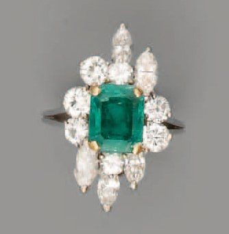 Bague en or gris et or jaune ornée d'une...