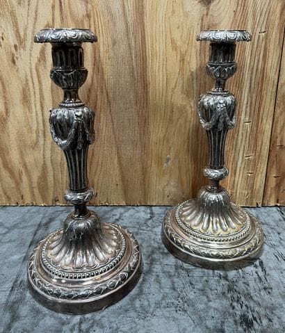 Paire de bougeoirs en bronze argenté ciselé...