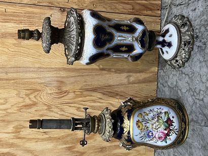 Deux lampes à pétrole, les réservoirs en...