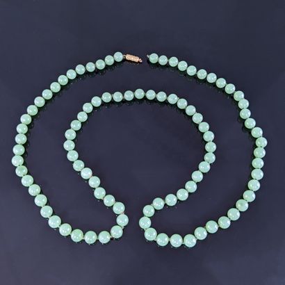 Collier de quatre-vingt-douze perles de verre...