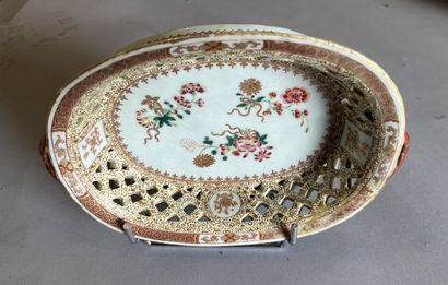 Bannette ovale en porcelaine, à décor floral...