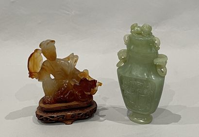 Vase couvert en jade jadéite à décor de taotié,...