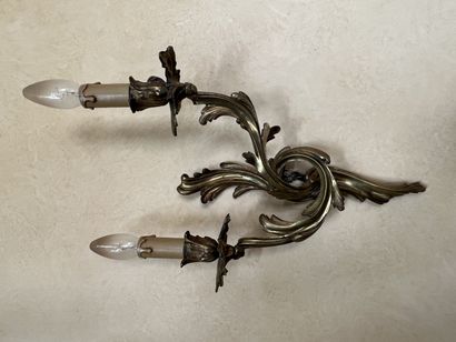 Paire d'appliques à deux lumières en bronze...