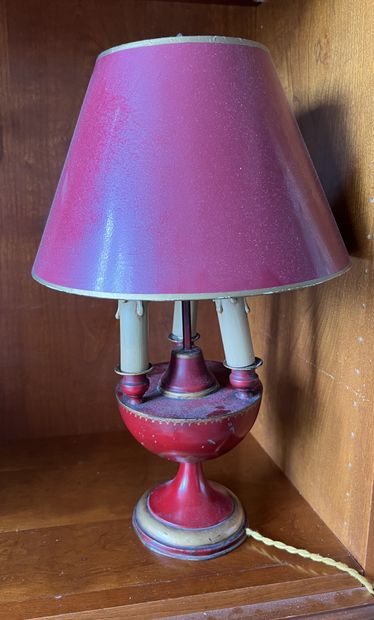 Ancienne lampe à pétrole en tôle laquée rouge...