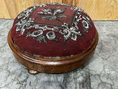 Tabouret de pied de forme ronde en noyer,...