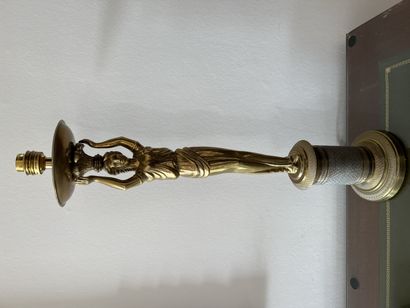 Pied de lampe en bronze figurant une femme...
