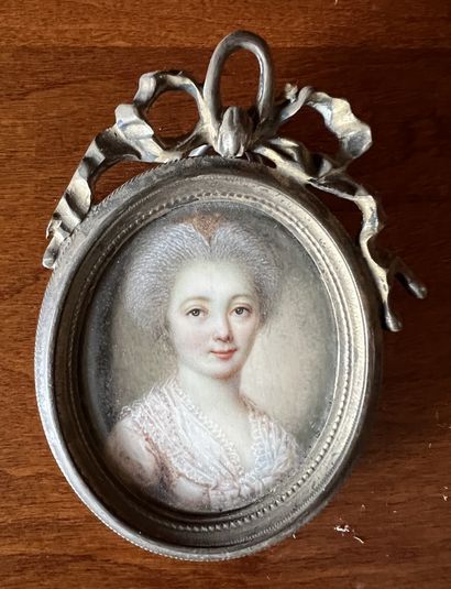 Miniature ovale : Portrait de femme en costume...