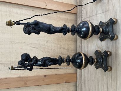 Paire de lampes en fonte patinée noir et...