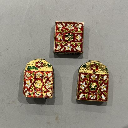 Trois éléments en feuille d'or jaune à décor...