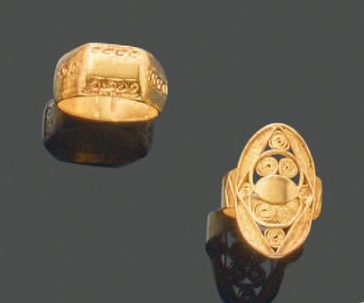 Deux bagues en argent doré (800) : l'une...
