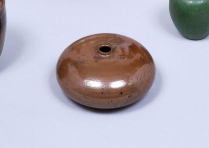 JAPON, XXe siècle. Petit vase à panse fortement...
