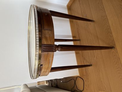 Table bouillotte en acajou et placage d'acajou....