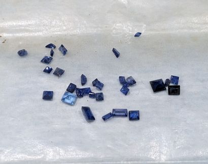 Ensemble de pierres de couleurs non montées...