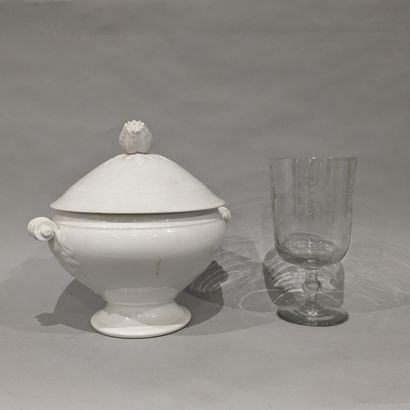 Soupière couverte en porcelaine blanche,...
