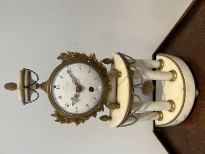 Pendule portique demi-lune en marbre blanc...