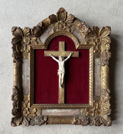 Christ en ivoire. XIXe siècle. H. 15 cm -...
