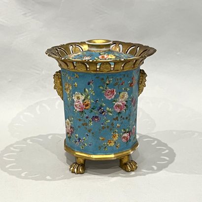 Pot-pourri en porcelaine de forme polygonale....