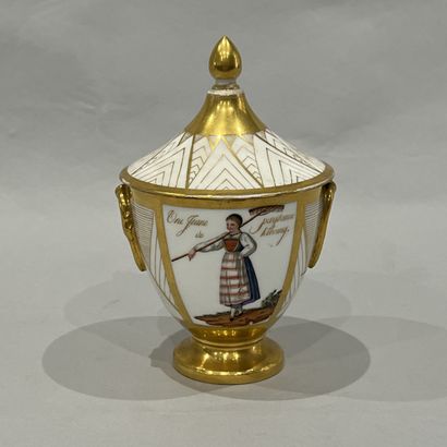 Sucrier couvert en porcelaine blanche à décor...
