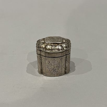 Petite boîte en argent (800) de forme polylobée,...