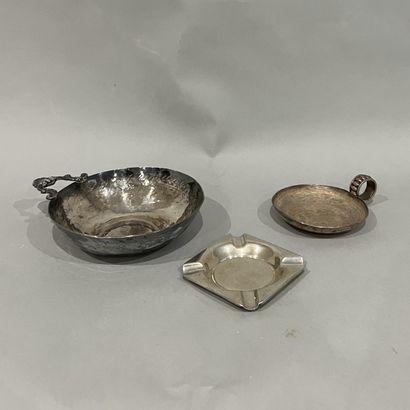 Coupe à boire en argent martelé (800), la...