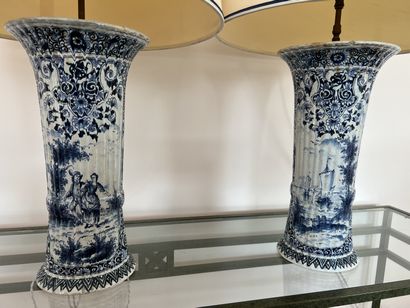 DELFT, début du XXe siècle. Paire de vases...
