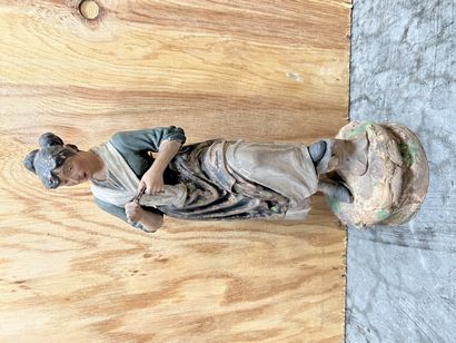 Statuette en terre cuite polychrome représentant...