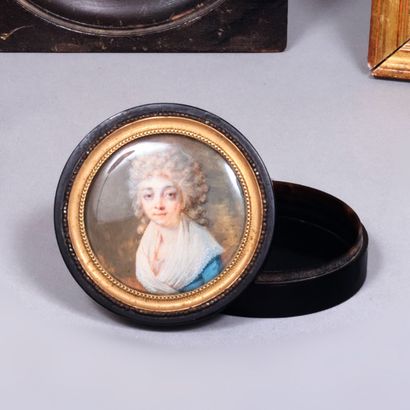 Boîte ronde en écaille, le couvercle orné...