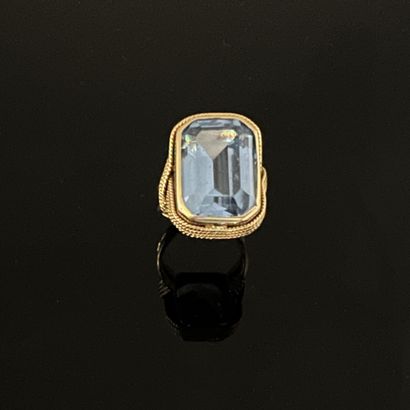 Bague en or jaune 18K (750), sertie d'une...