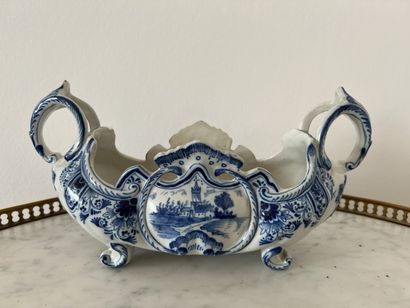 DELFT, XXe siècle. Jardinière en faïence...