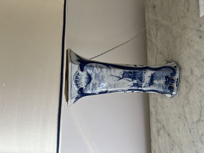 DELFT, XXe siècle. Vase cornet en faïence...