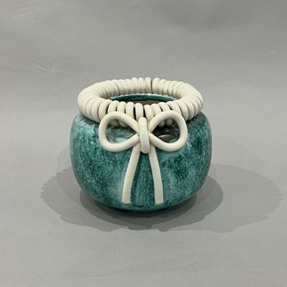 Sainte-Radegonde. Vase boule en faïence émaillée...