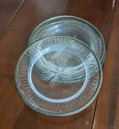 Suite de trois assiettes en verre taillé,...