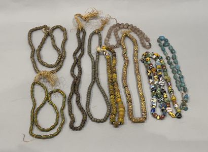 Ensemble de colliers genre ethnique en verre...